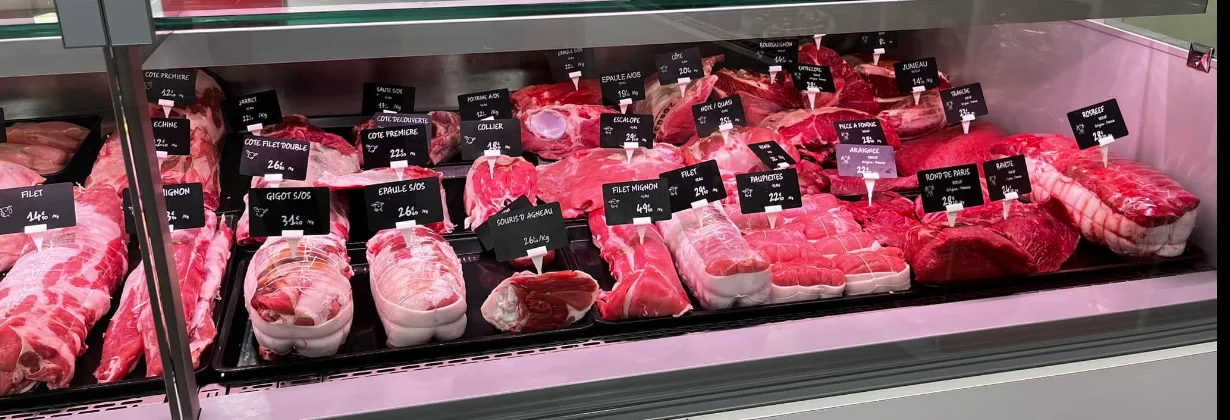 Vitrine de La Perrignoise : côte première, filet, gigot, escalopes, araignée et pièce à fondue avec leurs étiquettes